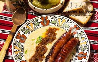 Fasole batuta cu carnati si slaninuta