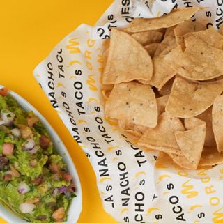 TOTOPOS CON GUACAMOLE.