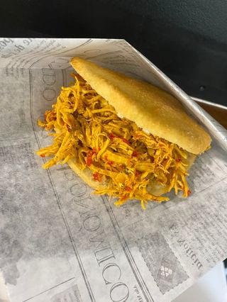 Arepa de Pollo Mechada