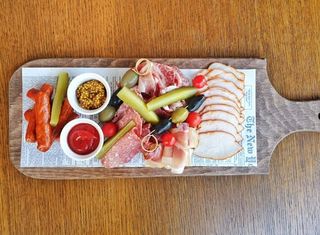 Platou mezeluri pentru 2 persoane