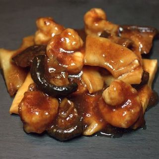 52. Gambas con bambú y setas chinas