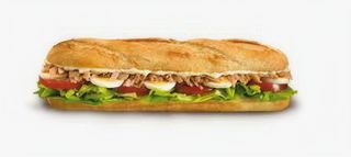 Bocadillo frío vegetal tortilla patata y atún