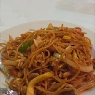 Tallarines fritos con tres delicias 