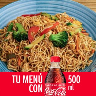 Kimchi Yakisoba Pollo ( Noodles ) Y Coca-Cola