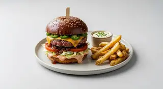 Angry burger cu cartofi prăjiți