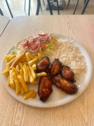 Alette di pollo con insalata