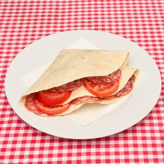Piadina con salame, pomodoro e maionese