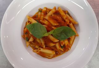 Penne com Tomate e Basílico