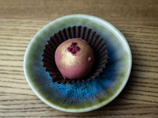 Цукерка трюфель з фундуком з малиною