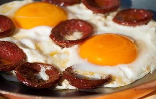 Суджук с яйцом