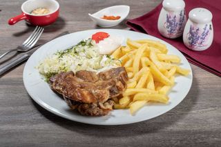 Meniu ceafă de porc cu garnitură de cartofi prajiti și salată 450g