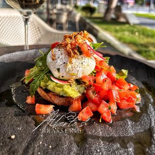 Guacamole on toast cu oua posate salata mixta si rosii concasse 400g