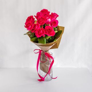 Букет с 11 цикламени рози 