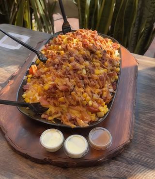 Salchipapa con todo (para 2 personas)