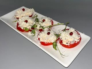 Закуска з помідорів, бринзи і бастурми (300гр)