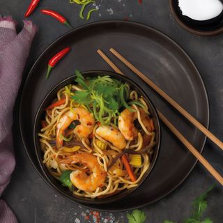 Noodles Salteados Con Verduras Y Langostino Tigre