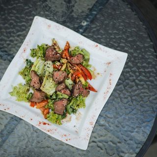 Теплий салат на мангалі з яловичиною