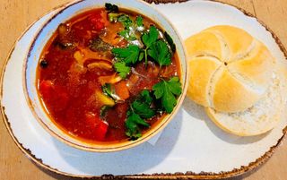 Zupa Gulaszowa pikantna w kociołku, pieczywo