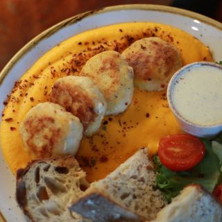 Індичі котлети із морквяним пюре та томатами