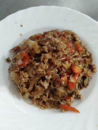 Spaghetti di soia piccanti alla piastra con carne