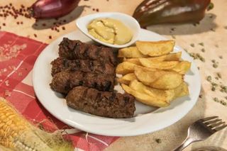 Mici grill cu cartofi prajiti si mustar 4 buc