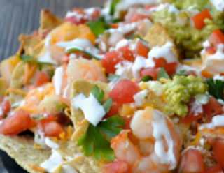 Nachos, gamberi burrata, cipolla agrodolce