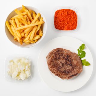 Pljeskavica sa sirom i pomfritom