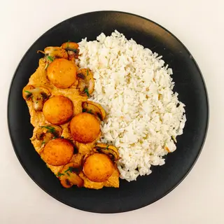 Albóndigas de cerdo con salsa de champiñones y arroz