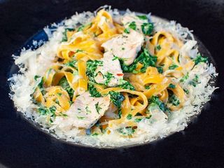 Тальятеле з індичкою та шпинатом у вершковому соусі (300g)