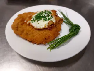 Filet z kurczaka z jajkiem sadzonym