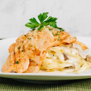 Тальятелле с куриной грудкой и белыми грибами