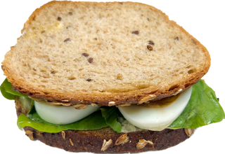 Kanapka z pieczywem pełnoziarnistym i jajkiem