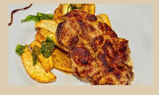 Ceafa de porc cu cartofi prajiti