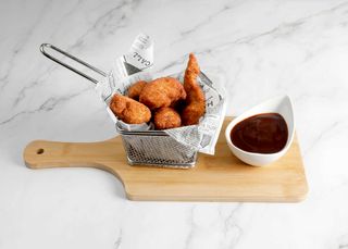 Combo 8 nuggets maya con salsa BBQ