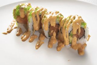 SPICY SALMON URAMAKI (4 PZS.)