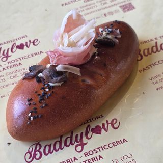 Calzone con Crudo, mascarpone, scaglie, funghi, mozzarella