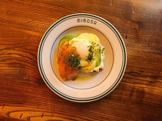 Briosz z awokado, lososiem i jajkiem