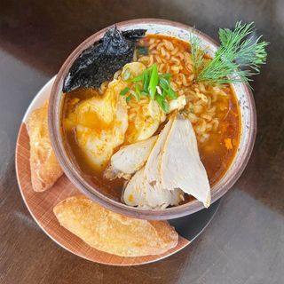 Рамен с жареными пампушками с яйцом и луком