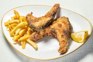 Шаран котлет с пържени картофки (300г)