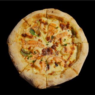 Неаполітанська піца з лососем та тигровою креветкою