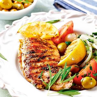 Filet z kurczaka z grilla ,ziemniaki surówka 