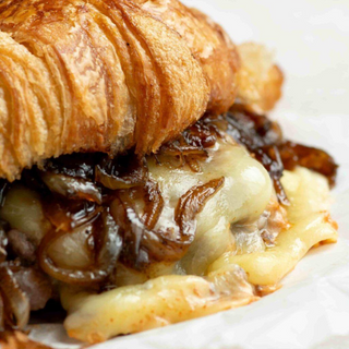 CROISANT CARNE MECHADA Y QUESO