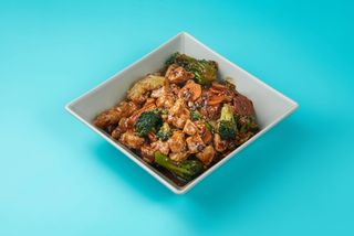 Piletina sa karfiolom, brokolijem i šargarepom u sosu od ostriga