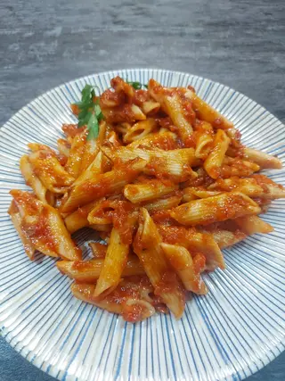 Ración De Macarrones Boloñesa.con quesos rallado