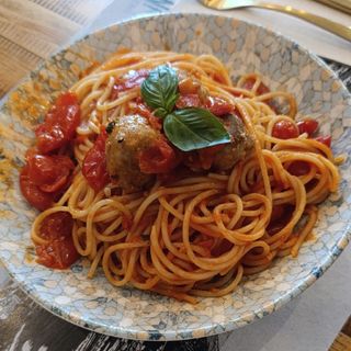 Spaghetti con albóndigas al estilo napolitano