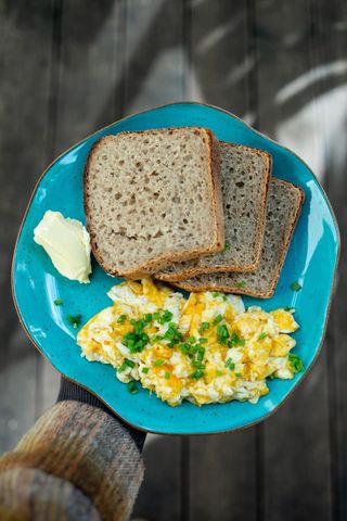 Jajecznica z 3 jaj z chlebem 