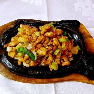 Pollo sobre bandeja quemada