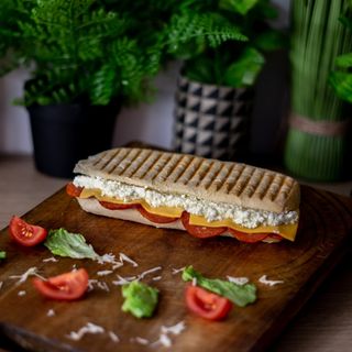 Свеж сандвич с италиански колбас пеперони