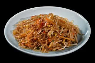 34 Spaghetti di soia con verdure e carne macinata piccante