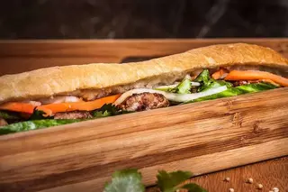 Banh mi cu carne de porc